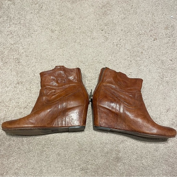 Frye Carson Wedge Cognac Leather Ankle Bootie Size 8.5 - Picture 9 of 9